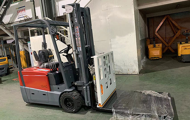 Sinolift China heavy duty electric forklift truck exported to Uruguay with customised attachment